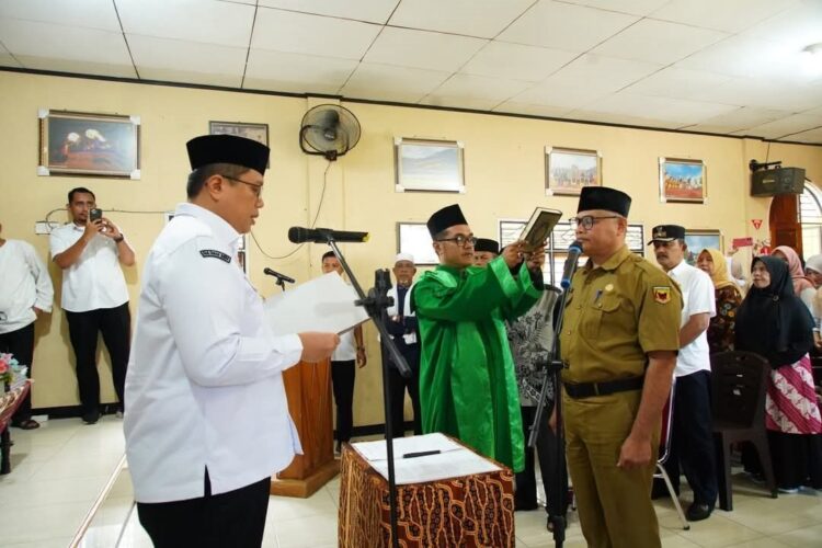 PELANTIKAN— Wabup Tanahdatar Ahmad Fadly saat mengambil sumpah dan jabatan Pj Wali Nagari Batu Taba.