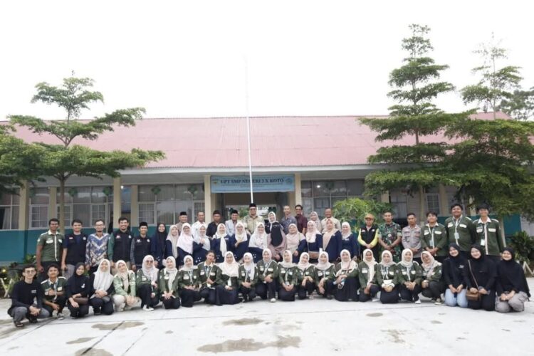 Kelinci Belang Endemik Ditemukan di Nagari Singgalang, Wabup Ahmad Fadli : Hewan Unik, Mari Dijaga Untuk Kelestarian 1 PENGABDIAN MASYARAKAT— Wabup Tanahdatar Ahmad Fadly bersama mahasiswa Departemen Biologi Universitas Negeri Padang (UNP) yang melakukan kegiatan Pengabdian Masyarakat. Mahasiswa menemukan salah satu fauna unik yaitu Kelinci Belang (Nesolagus Netchesry) yang harus dijaga dan dilestarikan, salah satunya dengan melakukan konservasi.