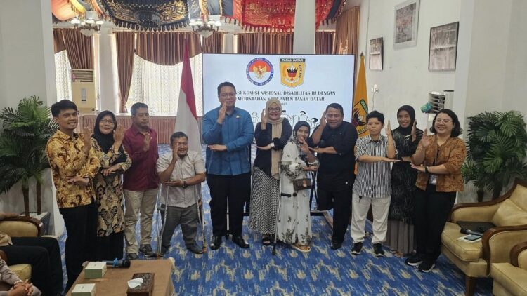 Audiensi Bersama KND RI, Wabup Sampaikan Komitmen Tanah Datar Ramah Disabilitas 1 AUDIENSI— Waki lBupati Ahmad Fadly fsaat melakukan audiensi dan diskusi konstruktif bersama Komisi Nasional Disabilitas (KND) Republik Indonesia, di Indojolito Batusangkar.
