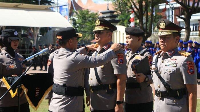 Brigjen Pol Solihin Resmi Jabat Wakapolda Sumbar 1 SERTIJAB— Kapolda Sumbar Irjen Pol Gatot Tri Suryanta saat melakukan prosesi sertijab Wakapolda Sumbar dari Irjen Pol Gupuh Setiyono kepada rigjen Pol Solihin.