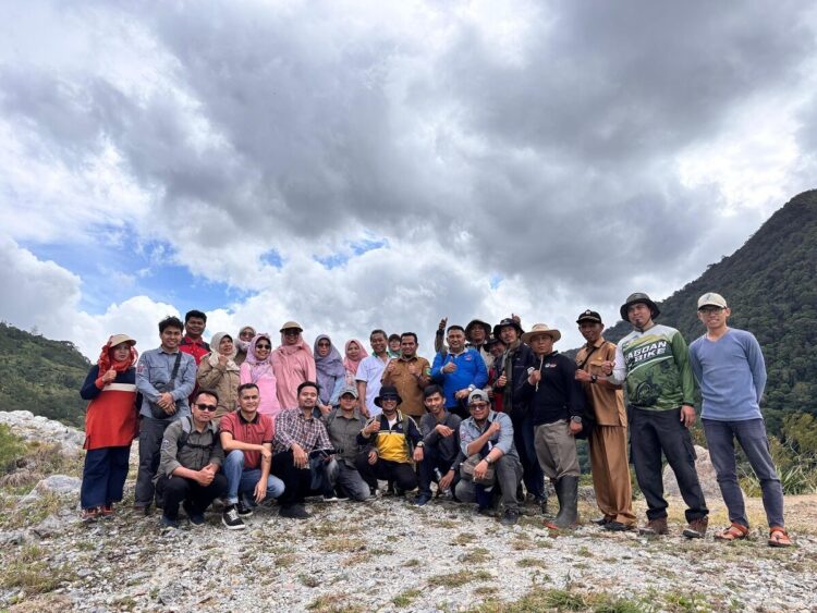 SURVEI LOKASI— Wakil Bupati Solok H. Candra, bersama jajaran Dinas Pertanian melakukan survei lapangan ke Jorong Rimbo Hulu, Nagari Paninggahan. Rimbo Hulu memiliki potensi besar menjadi sentra kopi unggulan Kabupaten Solok.
