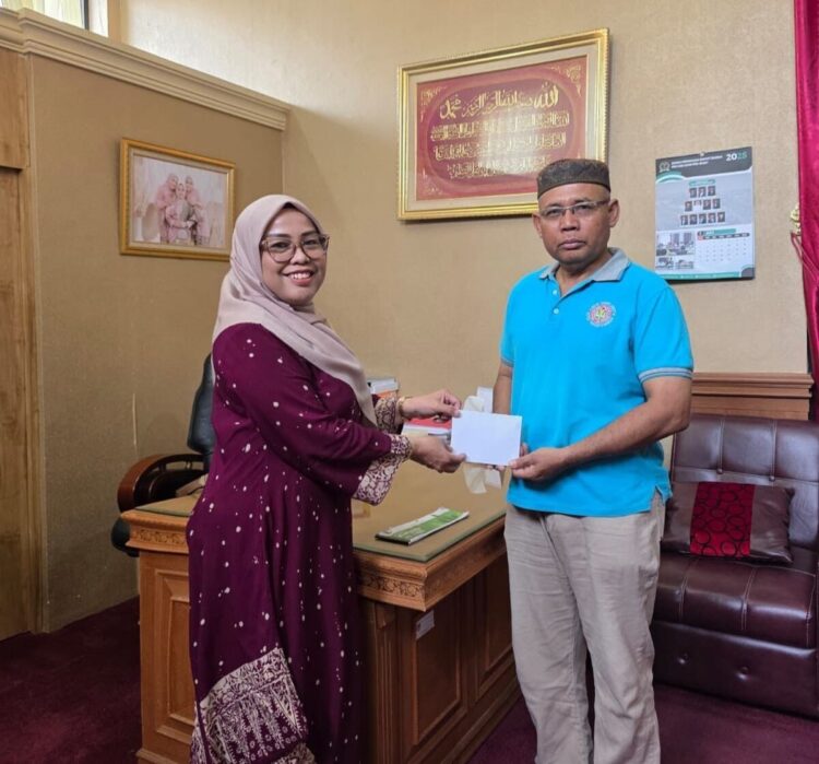 Dukung SSB, Wakil Ketua DPRD Payakumbuh Bantu Bola 1 SERAHKAN—Wakil Ketua DPRD Kota Payakumbuh, Hurisna Jamhur berikan bantuan bola bagi SSB Bintang Utama.