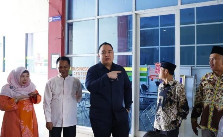 Tinjau Sarana Pendidikan di SMKN 3 Padang, Wakil Ketua DPRD Sumbar Nanda Satria Tampung Aspirasi dari Guru dan Siswa 1 KUNJUNGI SMKN 3 PADANG— Wakil Ketua DPRD Provinsi Sumbar, Nanda Satria saat melakukan kunjungan kerja dan meninjau kondisi SMKN 3 Padang.