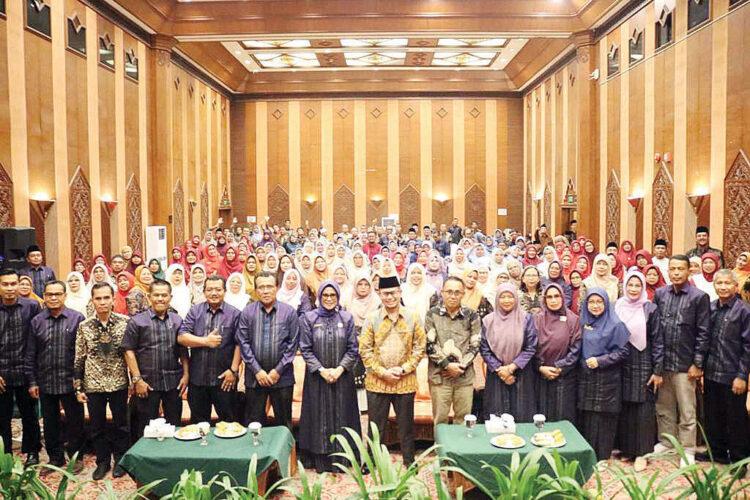 Workshop Kepala Sekolah se-Sumbar, Fokus Tingkatkan Mutu dan Respons Kebijakan Baru 1 WORKSHOP— Pemko Bukittinggi melalui Disdikbud MKKS SMP Provinsi Sumbar menyelenggarakan Workshop
Peningkatan Mutu Kepala Sekolah, Jumat (25/7) di Hotel Pusako Bukittinggi.