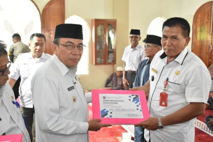Rp733 Juta Dana Operasional RT/RW se-Nanggalo Dibagikan 1 DANA OPERASIONAL— Wawako Padang Maigus Nasir, menyerahkan Dana Operasional Triwulan II Tahun 2025 kepada ketua RT/RW, guru TPQ/TQA dan MDTA/MDTW, imam masjid, kader Posyandu dan PAUD se-Kecamatan Nanggalo, di Masjid Al Huda, Kelurahan Gurun Laweh, Rabu (16/7).