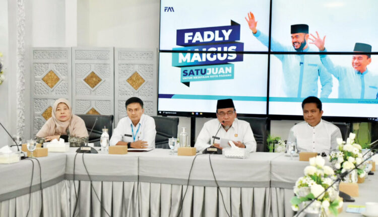 Kendalikan Inflasi, Pemko Perkuat Capacity Building TPID 1 CAPACITY BUILDING TPID— Wakil Wali Kota Padang, Maigus Nasir, membuka kegiatan Capacity Building Tim Pengendalian Inflasi Daerah (TPID) Kota Padang di Kediaman Resmi Wali Kota Padang pada Rabu (23/7).