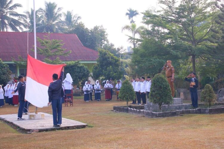 Upacara Bareng Wakil Wali Kota, Siswa MTsN 2 Dapat Pesan Penting Soal Kebersihan dan Moral 1 PEMBINA UPACARA— Wakil Wali Kota Payakumbuh Elzadaswarman saat menjadi pembina upacara di MTsN 2 Payakumbuh, Senin (21/7).