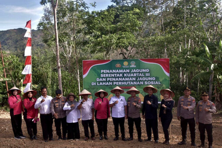 Dusun Padang Melintang jadi Lokasi Penanaman Jagung Nasional 1 PENANAMAN JAGUNG SERENTAK— Wakil Wali Kota Sawahlunto, Jeffry Hibatullah, saat mengikuti kegiatan Penanaman Jagung Serentak Nasional Kuartal III Tahun 2025 yang dilaksanakan serentak di seluruh Indonesia.