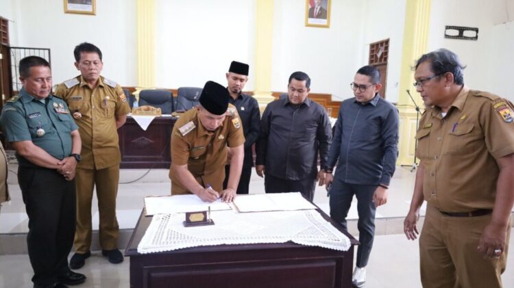 Realisasi APBD 2024 Kota Pariaman Dibahas, Wawako Tegaskan Komitmen Optimalisasi Anggaran 1 TANDATANGAN— Wawako Pariaman, Mulyadi melakukan penandatanganan nota kesepakatan pertanggungjawaban pelaksanaan APBD Tahun Anggaran 2024.