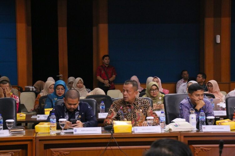 Sarasehan Ekonomi Sumatera Barat, Payakumbuh Fokus Penguatan Ekonomi Lokal 1 PAPARKAN—Wakil Walikota Payakumbuh Elzadaswarman saat memaparkan gagasan dalam Sarasehan Ekonomi Sumbar 2025, di Kota Padang.