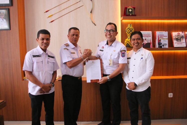 Lomba Nagari/Desa dan Kelurahan 2025, Kelurahan Koto Tangah Juara Satu Tingkat Sumbar 1 TERIMA SK GUBERNUR— Wakil Wali Kota Payakumbuh Elzadaswarman, saat menerima SK Gubernur terkait kelurahan berprestasi tingkat Sumbar Tahun 2025.