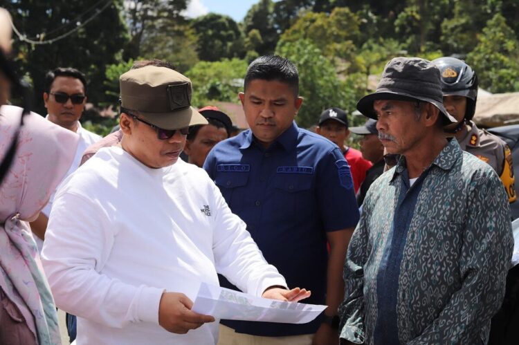 JAGA LINGKUNGAN— Wali Kota Padangpanjang Hendri Arnis berdialog dengan warga Sungai Andok untuk diajak menjaga lingkungan.