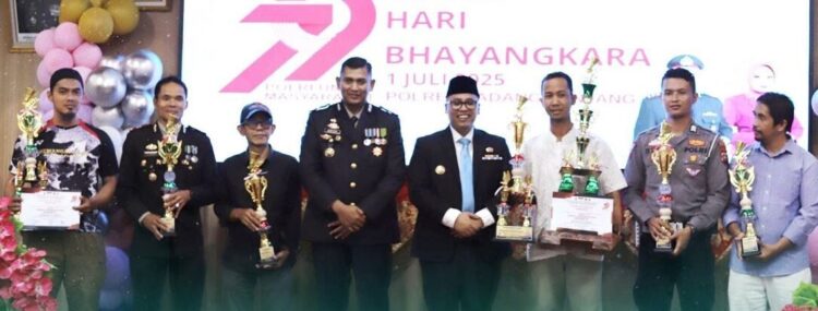 Wako Hendri Arnis Apresiasi Dedikasi Polres Padangpanjang Menjaga Kamtibmas 1 FOTO BERSAMA— Wako Padangpanjang Hendri Arnis foto bersama usai upacara peringatan Hari Bhayangkara ke 79, Selasa (1/7).