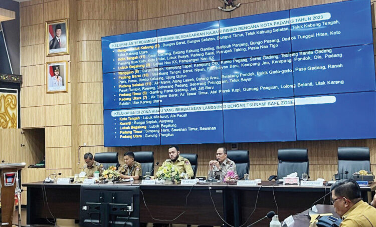 RAPAT PERSIAPAN SIMULASI— Wali Kota Padang Fadly Amran, memimpin rapat bersama BPBD untuk persiapan simulasi gabungan penanggulangan bencana gempa bumi dan tsunami di Ruang Abu Bakar Ja’ar, Balai Kota, Aie Pacah, Senin (14/7).