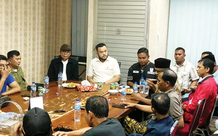 Mediasi Kericuhan Rumah Doa di Padangsarai, Wako: Ini Murni Kesalahpahaman Antar Warga 1 MEDIASI WARGA DAN JEMAAT— Wali Kota Padang Fadly Amran hadir langsung untuk memediasi insiden kericuhan yang terjadi di Kelurahan Padang Sarai Kecamatan Koto Tangah. Mediasi dihadiri oleh perwakilan kedua belah pihak yang terlibat, aparat keamanan, serta tokoh masyarakat setempat, Minggu (27/7) malam.