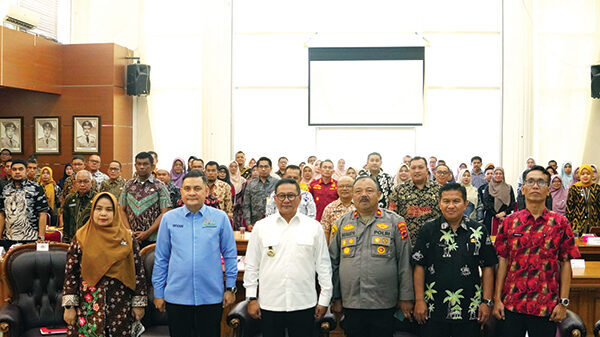 Pemko Bukittinggi Sosialisasikan Perpres 46/2025, Dorong Pengadaan yang Lebih Transparan dan Efisien 1 SOSIALISASI— Wako Ramlan Nurmatias, secara resmi membuka kegiatan Sosialisasi Perpres Nomor 46 Tahun 2025 tentang Perubahan Kedua atas
Perpres Nomor 16 Tahun 2018 tentang Pengadaan Barang dan Jasa Pemerintah, di Aula Balai Kota Bukittinggi, Kamis (3/7).