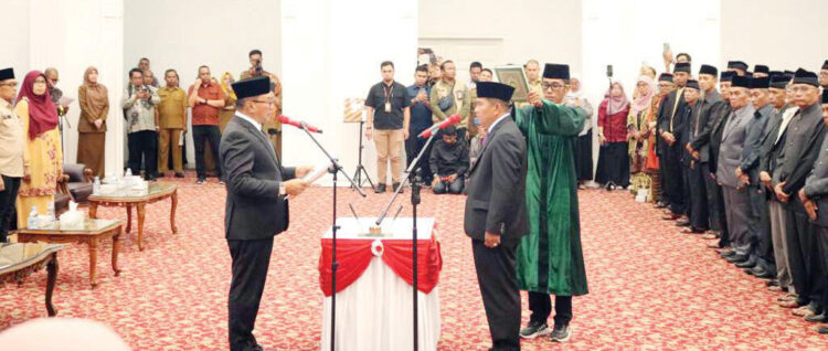 Rismal Hadi Resmi Dilantik sebagai Sekda Bukittinggi, Wako Tekankan Profesionalisme dan Sinergi 1 SUMPAH JABATAN— Wali Kota Bukittinggi, Ramlan Nurmatias, secara resmi
melantik dan mengambil sumpah jabatan Rismal Hadi sebagai Sekretaris Daerah
Kota Bukittinggi. Prosesi pelantikan berlangsung khidmat di Balairuang Rumah
Dinas Wali Kota, Selasa (8/7).