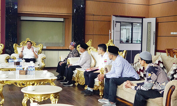 Pemko Bukittinggi Dukung Penuh Rencana Pembangunan Masjid Tablighiyah Garegeh 1 AUDIENSI— Wali Kota Bukittinggi, Ramlan Nurmatias, menerima audiensi dari perwakilan niniak mamak, tokoh masyarakat, dan Panitia Pembangunan Masjid Tablighiyah Garegeh. Kegiatan ini berlangsung di ruang transit Walikota Bukittinggi, Rabu (2/7).