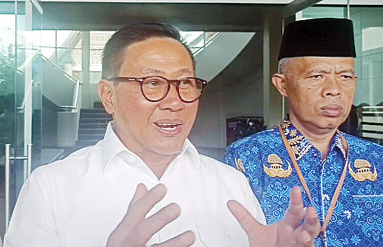 Membangun Karakter Siswa di Bukittinggi, Wako Bukittinggi Instruksikan Gedung SD Diputihkan 1 INSTRUKSI—
Wali Kota Bukittinggi, Ramlan Nurmatias, menginstruksikan agar seluruh gedung Sekolah Dasar (SD) di wilayahnya dicat dengan warna putih sebagai upaya penyeragaman dan penanaman nilai-nilai nasionalisme sejak dini.