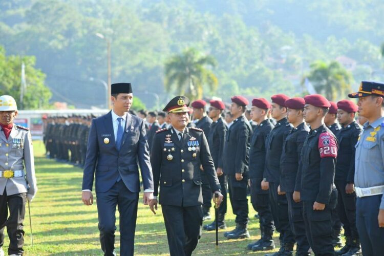 HUT Bhayangkara ke-79, Riyanda: Apresiasi Dedikasi dan Pengabdian Polri sebagai Garda Terdepan 1 CEK PASUKAN— Wali Kota Sawahlunto Riyanda Putra bersama Kapolres Sawahlunto AKBP Simon Yana saat memeriksa pasukan upacara peringatan Hari Bhayangkara ke-79, di Lapangan Ombilin, Selasa (1/7) pagi.