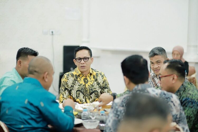 Pisah Sambut Kapolres Solok Kota, Wako Sampaikan Apresiasi dan Harapan 1 HADIRI —Wali Kota Solok, Dr. Ramadhani Kirana Putra, hadiri acara Pisah Sambut Kapolres Solok Kota dari pejabat lama AKBP Abdus Syukur Felani, S.I.K kepada pejabat baru AKBP Mas’ud Ahmad, S.I.K, M.Si di Balairung 99.