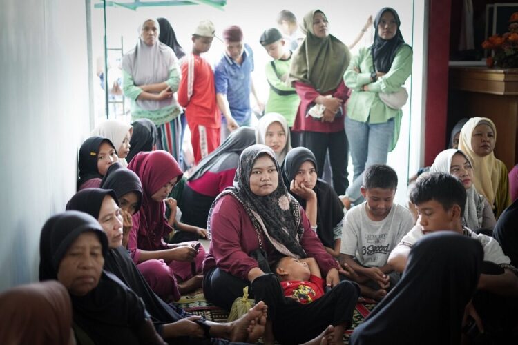 Ringankan Beban Siswa, Wako Solok Salurkan 331 Seragam Gratis bersama BAZNAS 1 ANTRI— Para orangrtua wali murid sedang menunggu antrian pengambilan banju seragam gratis.