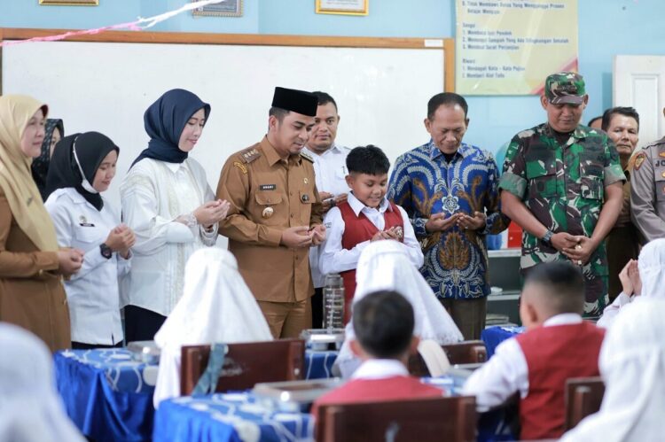 Program MBG Dimulai Bertahap di Kota Solok, 600 Paket Makanan Dibagikan di Dua Sekolah 1 TINJAU PELAKSANAAN MBG— Wali Kota Solok, Dr. Ramadhani Kirana Putra berdoa bersama siswa saat meninjau langsung pelaksanaan launching program Pemberian Makanan Bergizi Gratis (MBG) yang dilaksanakan di SD Negeri 03 dan SD Negeri 05 Kelurahan Kampung Jawa, Kota Solok.