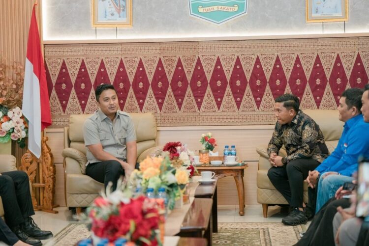 Vasko Tindak Tegas Pukat Harimau, Wako dan Ketua DPRD Sibolga Datang ke Sumbar Minta Maaf 1 KUNJUNGAN WAKO SIBOLGA— Wakil Gubernur Sumatera Barat, Vasko Ruseimy, saat menyambut kedatangan Wali Kota Sibolga didampingi anggota DPRD Sibolga.