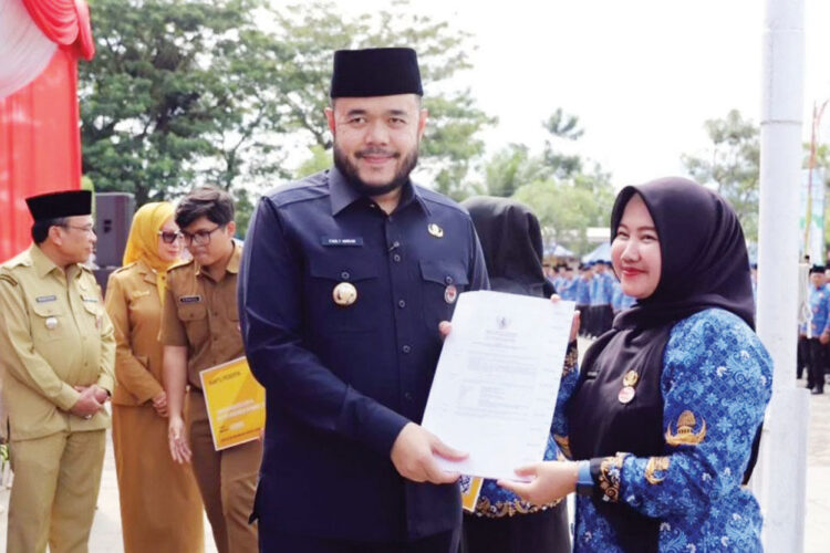 SK PENGANGKATAN— Wali Kota Padang Fadly Amran, menyerahkan Surat Keputusan (SK) pengangkatan PPPK Formasi Tahun 2024, di lapangan Apeksi, Balai Kota Aia Pacah, Senin (30/6).