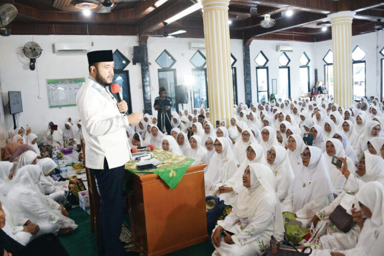 MTI Kototangah Diajak Bersinergi dan Perkuat Nilai Keagamaan Masyarakat 1 PENGAJIAN AKBAR— Wali Kota Padang Fadly Amran menghadiri pengajian akbar yang diselenggarakan MTI Kecamatan Koto Tangah, di Masjid Tarbiyatul ‘Ulum, Kelurahan Pasia Nan Tigo, Kecamatan Koto Tangah, Minggu (13/7).