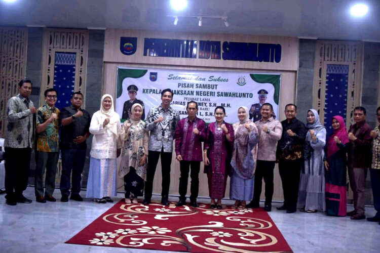 Dimutasi ke Tempat Tugas Baru, Wako Sawahlunto Lepas Kajari Andarias D’Orney 1 FOTO BERSAMA— Wali Kota Sawahlunto Riyanda Putra, bersama Wakil Wali Kota Jeffry Hibatullah, foto bersama saat melepas Kepala Kejaksaan Negeri (Kajari) Sawahlunto, Andarias D’Orney.
