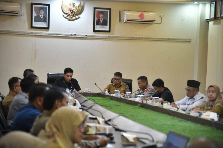 HUT RI ke-80, Pemko Sawahlunto Libatkan Semua Elemen 1 RAPAT HUT RI—Wali Kota Sawahlunto Riyanda Putra, memimpin rapat koordinasi bersama jajaran Forkopimda untuk membahas persiapan peringatan Hari Ulang Tahun ke-80 Kemerdekaan Republik Indonesia, di Balaikota Sawahlunto.