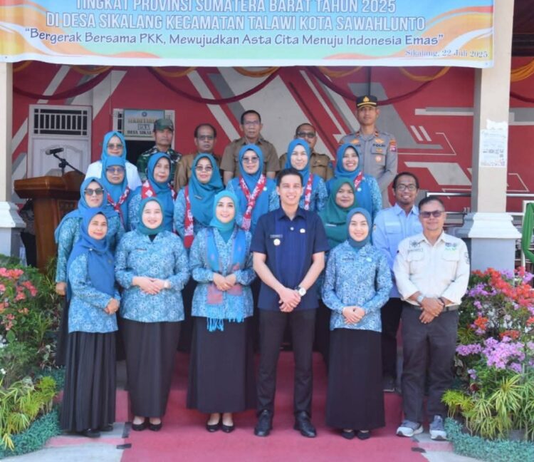 Penilaian Gerakan PKK Provinsi di Desa Sikalang, Wako Riyanda: PKK Garda Terdepan Jaga Fondasi Sosial 1 PENILAIAN— Wali Kota Sawahlunto Riyanda Putra, mendampingi Staf Ahli TP-PKK Provinsi Sumatera Barat, Ny. Dianita Maulin Vasco, dalam kegiatan penilaian Gerakan PKK Tingkat Provinsi Sumatera Barat yang berlangsung di Desa Sikalang, Kecamatan Talawi.