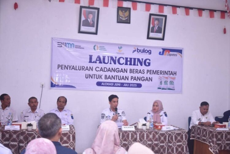 Penyaluran CBP di Sawahlunto, 1.857 KPM Terima Bantuan Beras 1 LAUNCHING PENYALURAN BANTUAN BERAS— Wali Kota Sawahlunto, Riyanda Putra, saat menghadiri launching Penyaluran Cadangan Beras Pemerintah CBP secara simbolis, di Kantor Kelurahan Durian II, Kecamatan Barangin.