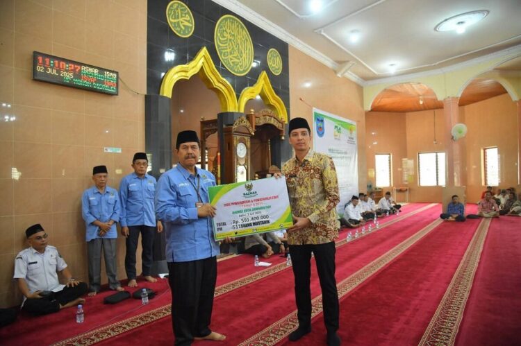 PENYALURAN DANA ZAKAT— Wali Kota Sawahlunto Riyanda Putra, saat menghadiri kegiatan pendistribusian dana zakat reguler 
periode Juli 2025, di Masjid Agung Nurul Islam, Rabu (2/7).
