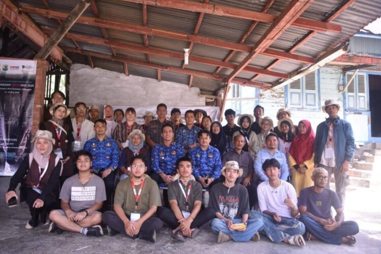 PENELITIAN— Wali Kota Sawahlunto Riyanda Putra, meninjau sekaligus beraudiensi dengan mahasiswa dan dosen peserta International Documentation Camp of Vernacular Architecture (Indonesia Vernadoc), yang melakukan penelitian dan dokumentasi terhadap kincir air atau kincia lasuang pabrik kopi tradisional yang berlokasi di Desa Silungkang Duo, Kecamatan Silungkang.
