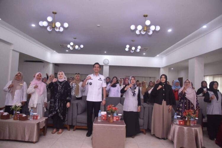 Pelatihan Publik Speaking for Elegance and Professional Woman, Pemko Dorong Penguatan Kapasitas Perempuan Sebagai Mitra Aktif Pembangunan 1 PELATIHAN— Wali Kota Sawahlunto Riyanda Putra, membuka pelatihan Public Speaking for Elegance and Professional
Woman yang digelar Dinas Sosial, Pemberdayaan Masyarakat Desa, Perempuan dan Perlindungan Anak
(DinsosPMDPPA) Kota Sawahlunto.