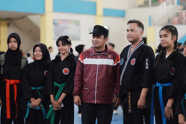 Apel Akbar Bela Diri se- Kota Solok di GOR Alimin Sinapa, Wako: Membina Generasi Muda yang Sehat, Disiplin dan Berakhlak Mulia 1 APEL AKBAR— Wali Kota Solok, Dr. Ramadhani Kirana Putra menghadiri Apel Akbar Bela Diri, di GOR Alimin Sinapa, Minggu (20/7). Kegiatan ini turut dihadiri unsur Forkopimda, anggota DPRD, Kepala OPD, Ketua KONI, para pelatih, pengurus bela diri serta para murid dari seluruh cabang bela diri.