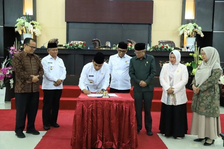 PENANDATANGAN— Wako Solok Ramadhani tandatangani  Ranperda tentang Pertanggungjawaban Pelaksanaan APBD Tahun Anggaran 2024 dan Ranperda tentang Rencana Pembangunan Jangka Menengah Daerah (RPJMD) Tahun 2025–2029.