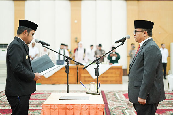Desmon Resmi Dilantik sebagai Sekda, Wujudkan Tata Kelola Pemerintahan yang Profesional, Efektif dan Melayani 1 Wali Kota Solok Resmi Lantik Dr. Desmon M.Pd