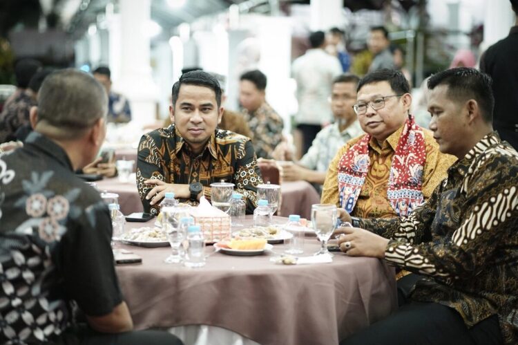 Wali Kota Solok Sambut Kehadiran Kajari Baru, Kerja Sama Penegak Hukum dan Pemerintah Daerah Semakin Solid 1 RAMAH TAMAH—
Wali Kota Solok, Dr. H. Ramadhani Kirana Putra, menyambut Kepala Kejaksaan Negeri Solok yang baru, Medie, SH, dalam acara ramah tamah yang digelar Rabu (16/7).