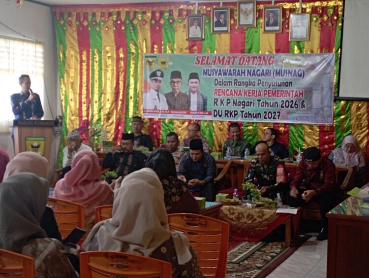 Wali Nagari Kumango, Kecamatan Sungai Tarab Is Zamora, ”Jangan Takut Mengkritik Kinerja Pemerintahan Nagari” 1 MUSYAWARAH NAGARI— Camat Sungai Tarab Miza Azisi menyampaikan sambutan dalam kegiatan Musnag Kumango.