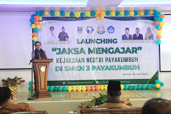 Jaksa Masuk Sekolah, Pahamkan Hukum Sejak Dini 1 SAMBUTAN—Wali Kota Payakumbuh Zulmaeta saat menyampaikan sambutan Program “Jaksa Masuk Sekolah” (JMS) yang digelar Kejaksaan Negeri (Kejari) Payakumbuh di SMKN 3 Payakumbuh.
