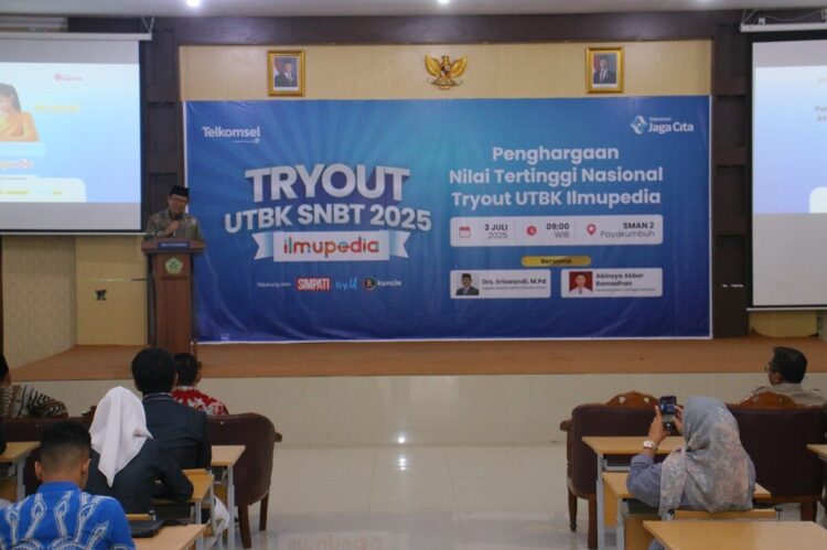 SAMBUTAN—Wali Kota Payakumbuh Zulmaeta, saat memberi sambutan dalam acara penghargaan try out UTBK SNBT 2025.