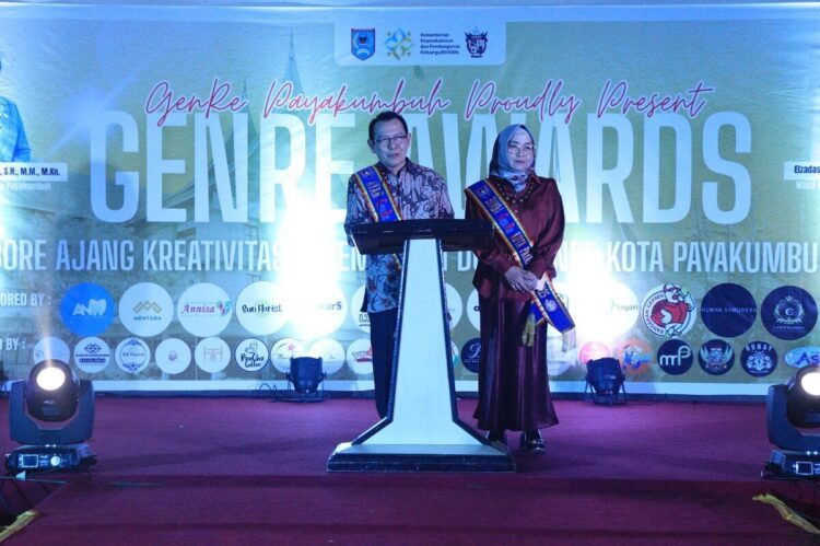 Walikota dan Ketua TP-PKK Dikukuhkan, Jadi Ayah dan Bunda GenRe 1 PENGUKUHAN— Wali Kota Payakumbuh dan Ketua TP-PKK memberikan sambutan saat dikukuhkan menjadi Ayah dan Bunda GenRe Kota Payakumbuh.