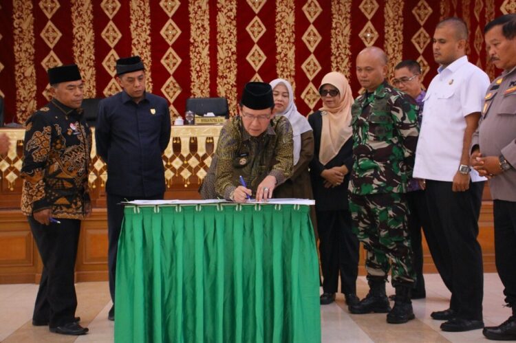 Sahkan 2 Perda, Wako Payakumbuh Apresiasi Kinerja Cepat DPRD 1 PENGESAHAN PERDA—Wali Kota Payakmbuh Zulmaeta, saat menandatangani persetujuan pengesahan dua ranperda menjadi perda di gedunG DPRD Kota Payakumbuh.