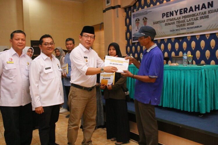 92 Unit RTLH di Payakumbuh Tuntas Direhab 1 SERAHKAN— Wali Kota Payakumbuh Zulmaeta serahkan bantuan pada warga di Aula Gedung Diklat Peternakan dan Kesehatan Hewan Provinsi Sumatera Barat, Rabu (9/7).