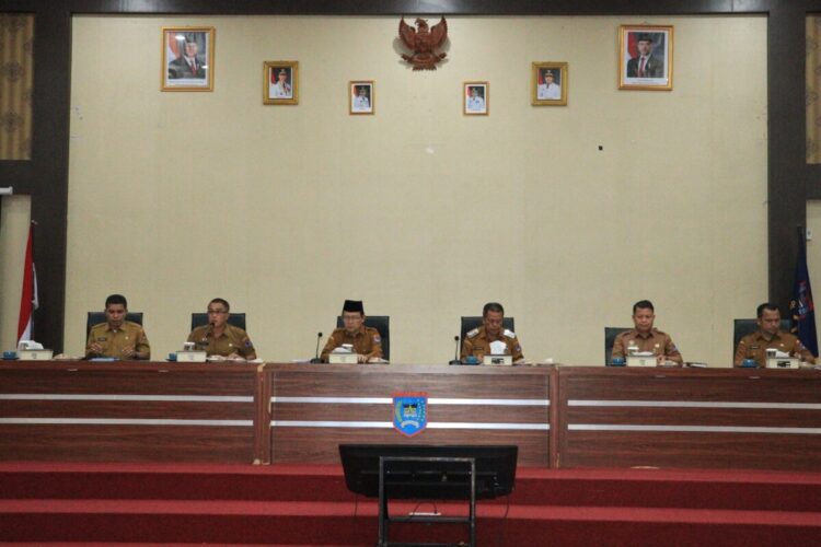Rakor Sebagai Ajang Memperkuat Sinergis 1 PIMPIN RAKOR— Wali Kota Payakumbuh Zulmaeta saat pimpin rapat koordinasi dengan pejabat Pemerintah Kota Payakumbuh di Aula Ngalau Indah Lt. 3 Kantor Wali Kota, Senin (14/7)