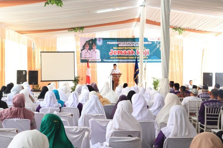201 Jemaah Haji Payakumbuh Tiba di Kampung Halaman 1 SAMBUTAN— Suasana haru dan kebahagiaan menyelimuti Gedung Ikatan Persaudaraan Haji Indonesia (IPHI) Kota Payakumbuh, Rabu (16/7), ketika Wali Kota Payakumbuh, Zulmaeta, menyambut langsung kepulangan 201 jemaah haji asal Kota Batiah.