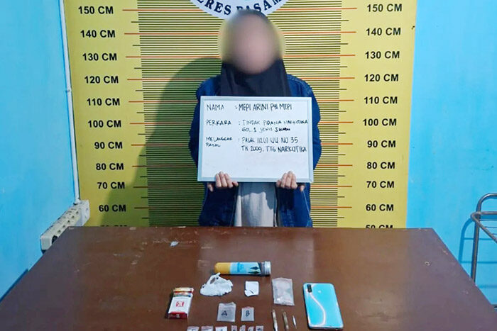 IRT Nekat jadi Bandar Sabu, 7 Paket Disita Polisi 1 BANDAR SABU— Pelaku MA (34) yang nekat
menjadi bandar sabu ditangkap jajaran Satresnarkoba
Polres Pasaman.